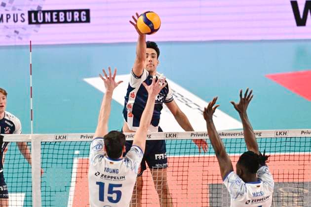 GER; 1.VBL, SVG Lueneburg vs VfB Friedrichshafen 05.04.2025, LKH Arena, Lueneburg, GER; 1. VBL, Play Offs, Halbfinale, SVG Lueneburg vs VfB Friedrichshafen im Bild Xander Ketrzynski (Lueneburg 11) versucht sich gegen Jackson George Young (Friedrichshafen 15) und Jose Israel Masso Alvarez (Friedrichshafen 01) durchzusetzen