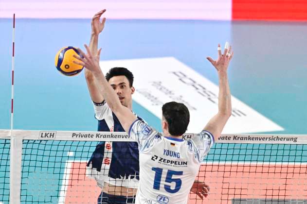 GER; 1.VBL, SVG Lueneburg vs VfB Friedrichshafen 05.04.2025, LKH Arena, Lueneburg, GER; 1. VBL, Play Offs, Halbfinale, SVG Lueneburg vs VfB Friedrichshafen im Bild Xander Ketrzynski (Lueneburg 11) versucht sich gegen Jackson George Young (Friedrichshafen 15) durchzusetzen