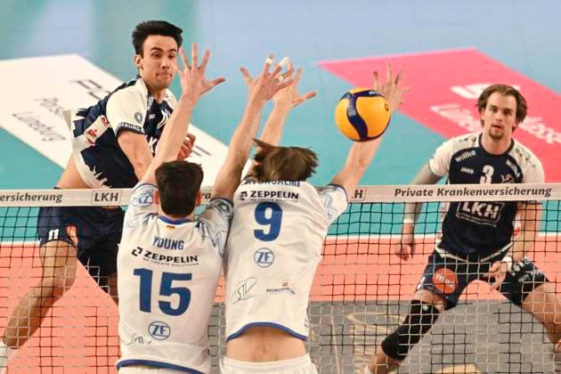 GER; 1.VBL, SVG Lueneburg vs VfB Friedrichshafen 05.04.2025, LKH Arena, Lueneburg, GER; 1. VBL, Play Offs, Halbfinale, SVG Lueneburg vs VfB Friedrichshafen im Bild Xander Ketrzynski (Lueneburg 11) versucht sich gegen Jackson George Young (Friedrichshafen 15) und Severi Seth Savonsalmi (Friedrichshafen 09) durchzusetzen