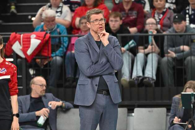 GER; 1.VBL, SVG Lueneburg vs VfB Friedrichshafen 05.04.2025, LKH Arena, Lueneburg, GER; 1. VBL, Play Offs, Halbfinale, SVG Lueneburg vs VfB Friedrichshafen im Bild Trainer Stefan Huebner (Hübner Lueneburg)