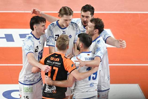 GER; 1.VBL, SVG Lueneburg vs VfB Friedrichshafen 05.04.2025, LKH Arena, Lueneburg, GER; 1. VBL, Play Offs, Halbfinale, SVG Lueneburg vs VfB Friedrichshafen im Bild die Mannschaft aus Friedrichshafen jubelt