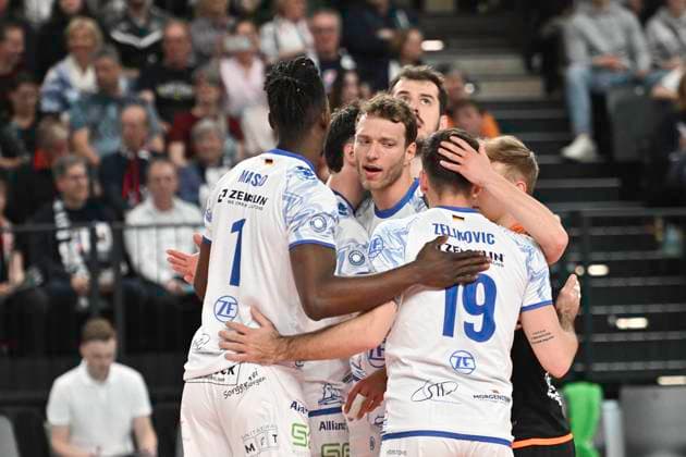 GER; 1.VBL, SVG Lueneburg vs VfB Friedrichshafen 05.04.2025, LKH Arena, Lueneburg, GER; 1. VBL, Play Offs, Halbfinale, SVG Lueneburg vs VfB Friedrichshafen im Bild die Mannschaft aus Friedrichshafen jubelt