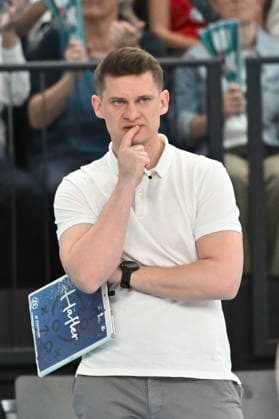 GER; 1.VBL, SVG Lueneburg vs VfB Friedrichshafen 05.04.2025, LKH Arena, Lueneburg, GER; 1. VBL, Play Offs, Halbfinale, SVG Lueneburg vs VfB Friedrichshafen im Bild Trainer Adam Swaczyna (Friedrichshafen)