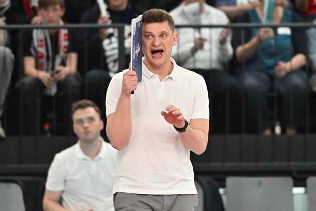 GER; 1.VBL, SVG Lueneburg vs VfB Friedrichshafen 05.04.2025, LKH Arena, Lueneburg, GER; 1. VBL, Play Offs, Halbfinale, SVG Lueneburg vs VfB Friedrichshafen im Bild Trainer Adam Swaczyna (Friedrichshafen)