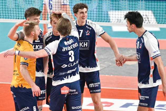 GER; 1.VBL, SVG Lueneburg vs VfB Friedrichshafen 05.04.2025, LKH Arena, Lueneburg, GER; 1. VBL, Play Offs, Halbfinale, SVG Lueneburg vs VfB Friedrichshafen im Bild die Mannschaft aus Lueneburg jubelt
