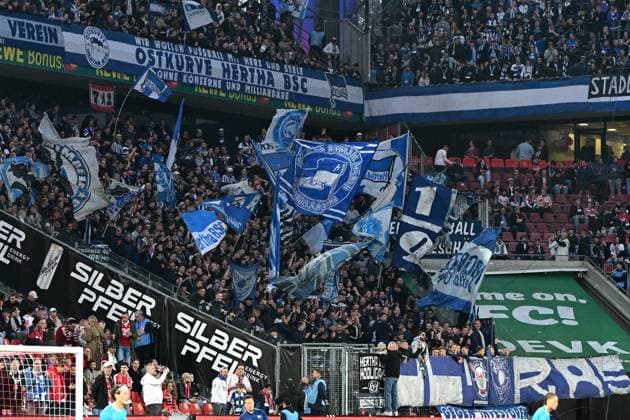 Fans Hertha BSC Berlin mit Flaggen Bannern waehrend des Spiels der 2. Bundesliga zwischen 1. FC Köln und Hertha BSC Berlin im RheinEnergieStadion am 05. April 2025 in Köln, Deutschland. (Foto von Ralf Treese DeFodi Images) +++ Fans Hertha BSC Berlin with flags banner during the 2. Bundesliga match between 1. FC Köln and Hertha BSC Berlin at RheinEnergieStadion on April 5, 2025 in Cologne, Germany. (Photo by Ralf Treese DeFodi Images) DFB DFL REGULATIONS PROHIBIT ANY USE OF PHOTOGRAPHS AS IMAGE SEQUENCES AND OR QUASI-VIDEO. (Photo by Ralf Treese DeFodi Images)