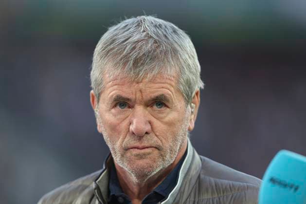 Friedhelm Funkel schaut waehrend des Spiels der 2. Bundesliga zwischen 1. FC Köln und Hertha BSC Berlin im RheinEnergieStadion am 05. März 2025 in Köln, Deutschland. (Foto von Oliver Kaelke Defodi Images) +++ Friedhelm Funkel looks on during the 2. Bundesliga match between 1. FC Köln and Hertha BSC Berlin at RheinEnergieStadion on April 5, 2025 in Cologne, Germany. (Photo by Oliver Kaelke Defodi Images) DFB DFL REGULATIONS PROHIBIT ANY USE OF PHOTOGRAPHS AS IMAGE SEQUENCES AND OR QUASI-VIDEO. (Photo by Oliver Kaelke DeFodi Images)