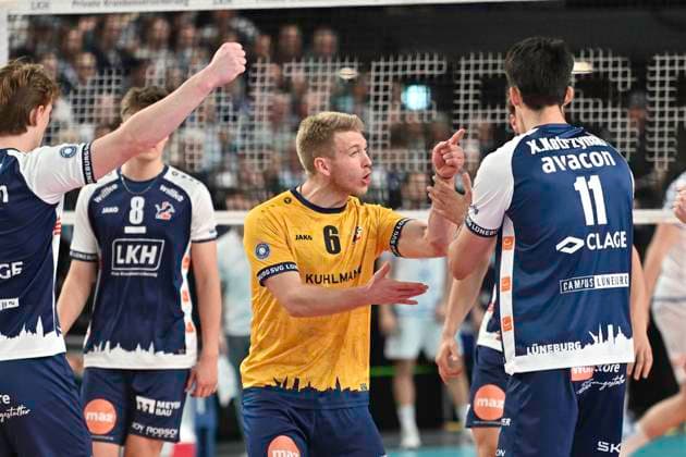 GER; 1.VBL, SVG Lueneburg vs VfB Friedrichshafen 05.04.2025, LKH Arena, Lueneburg, GER; 1. VBL, Play Offs, Halbfinale, SVG Lueneburg vs VfB Friedrichshafen im Bild die Lueneburger Mannschaft jubelt