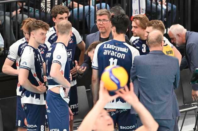 GER; 1.VBL, SVG Lueneburg vs VfB Friedrichshafen 05.04.2025, LKH Arena, Lueneburg, GER; 1. VBL, Play Offs, Halbfinale, SVG Lueneburg vs VfB Friedrichshafen im Bild Trainer Stefan Huebner (Hübner Lueneburg) spricht mit der Mannschaft