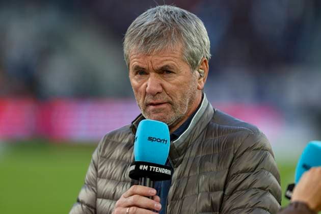 Köln, Deutschland, 05.04.25: Friedhelm Funkel schaut im Interview waehrend des Spiels der 2. Bundesliga zwischen 1. FC Köln vs Hertha BSC Berlin in der RheinEnergie Stadion Köln RheinEnergie Stadion North Rhine-Westphalia Germany