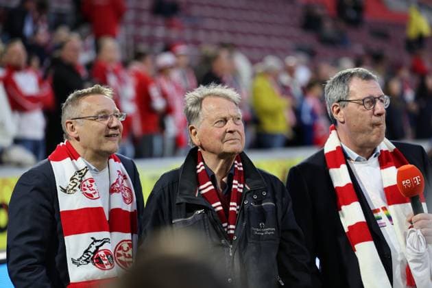 GER, 2.FBL, 1. FC Koeln vs. Hertha BSC Berlin 05.04.2025, Rheinenergie Stadion, Koeln, GER, 2.FBL, 1. FC Koeln vs. Hertha BSC Berlin, im Bild: Karl-Heinz Thielen mitte war an bislang allen großen Titeln des 1. FC Köln als Spieler oder Funktionär direkt beteiligt, ist 85 Jahre alt geworden und wird heute vom Vorstand des FC Köln geehrt Dr. Werner Wolf Praesident (1.FC Koeln) re, Eckhard Sauren Vizepraesident (1.FC Koeln),