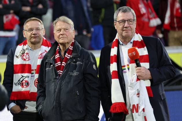 GER, 2.FBL, 1. FC Koeln vs. Hertha BSC Berlin 05.04.2025, Rheinenergie Stadion, Koeln, GER, 2.FBL, 1. FC Koeln vs. Hertha BSC Berlin, im Bild: Karl-Heinz Thielen mitte war an bislang allen großen Titeln des 1. FC Köln als Spieler oder Funktionär direkt beteiligt, ist 85 Jahre alt geworden und wird heute vom Vorstand des FC Köln geehrt Dr. Werner Wolf Praesident (1.FC Koeln) re, Eckhard Sauren Vizepraesident (1.FC Koeln),