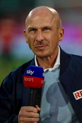 Köln, Deutschland, 05.04.25: Trainer Gerhardt Struber (1. FC Köln) schaut im Interview waehrend des Spiels der 2. Bundesliga zwischen 1. FC Köln vs Hertha BSC Berlin in der RheinEnergie Stadion Köln RheinEnergie Stadion North Rhine-Westphalia Germany