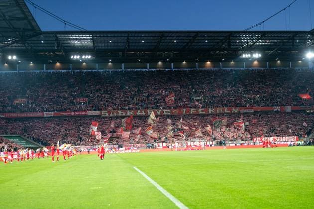 05.04.2025, Fussball: 2. Bundesliga, Saison 2024 2025, 28. Spieltag, 1. FC Koeln - Hertha BSC im RheinEnergieStadion in Koeln. Blick auf die Suedtribuene beim Abspielen der Vereinshymne. Wichtiger Hinweis: Gemaess den Vorgaben der DFL Deutsche Fussball Liga bzw. des DFB Deutscher Fussball-Bund ist es untersagt, in dem Stadion und oder vom Spiel angefertigte Fotoaufnahmen in Form von Sequenzbildern und oder videoaehnlichen Fotostrecken zu verwerten bzw. verwerten zu lassen. Foto: Kirchner-Media Thomas Haesler