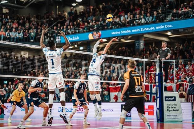 Volleyball Herren Saison 2024 2025 1. Volleyball Bundesliga Männer Halbfinale SVG Lüneburg vs. VfB Friedrichshafen 05.04.2025 Zuspiel von Wessel Keemink ( 24, VfB Friedrichshafen) Lüneburg LKH Arena Niedersachsen Deutschland