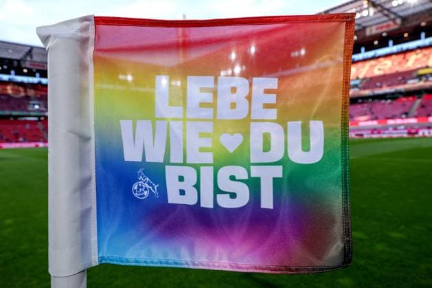 05.04.2025, Fußball, 1. FC Köln - Hertha BSC, 2.. Fußball Bundesliga, 28. Spieltag, RheinEnergie-STADION, Saison 2024 2025: Eckfahne in Regenbogenfarben Schriftzug Lebe Wie Du Bist Nahaufnahme Feature DFB regulations prohibit any use of photographs as image sequences and or quasi-video. Nordrhein-Westfalen Deutschland