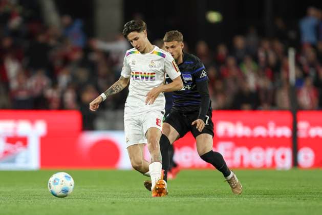 Denis Huseinbasic (1. FC Koeln) und Michael Cuisance (Hertha BSC Berlin) im Zweikampf waehrend des Spiels der 2. Bundesliga zwischen 1. FC Köln und Hertha BSC Berlin im RheinEnergieStadion am 05. März 2025 in Köln, Deutschland. (Foto von Oliver Kaelke Defodi Images) +++ Denis Huseinbasic (1. FC Koeln) und Michael Cuisance (Hertha BSC Berlin) battle for the ball during the 2. Bundesliga match between 1. FC Köln and Hertha BSC Berlin at RheinEnergieStadion on April 5, 2025 in Cologne, Germany. (Photo by Oliver Kaelke Defodi Images) DFB DFL REGULATIONS PROHIBIT ANY USE OF PHOTOGRAPHS AS IMAGE SEQUENCES AND OR QUASI-VIDEO. (Photo by Oliver Kaelke DeFodi Images)