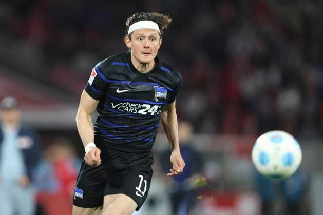 Fabian Reese (Hertha BSC Berlin) schaut waehrend des Spiels der 2. Bundesliga zwischen 1. FC Köln und Hertha BSC Berlin im RheinEnergieStadion am 05. März 2025 in Köln, Deutschland. (Foto von Oliver Kaelke Defodi Images) +++ Fabian Reese (Hertha BSC Berlin) looks on during the 2. Bundesliga match between 1. FC Köln and Hertha BSC Berlin at RheinEnergieStadion on April 5, 2025 in Cologne, Germany. (Photo by Oliver Kaelke Defodi Images) DFB DFL REGULATIONS PROHIBIT ANY USE OF PHOTOGRAPHS AS IMAGE SEQUENCES AND OR QUASI-VIDEO. (Photo by Oliver Kaelke DeFodi Images)