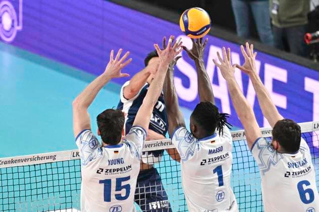 GER; 1.VBL, SVG Lueneburg vs VfB Friedrichshafen 05.04.2025, LKH Arena, Lueneburg, GER; 1. VBL, Play Offs, Halbfinale, SVG Lueneburg vs VfB Friedrichshafen im Bild Xander Ketrzynski (Lueneburg 11) versucht sich gegen Jackson George Young (Friedrichshafen 15) und Jose Israel Masso Alvarez (Friedrichshafen 01) durchzusetzen