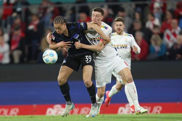 Derry Scherhant (Hertha BSC Berlin) und Eric Martel (1. FC Koeln) im Zweikampf waehrend des Spiels der 2. Bundesliga zwischen 1. FC Köln und Hertha BSC Berlin im RheinEnergieStadion am 05. März 2025 in Köln, Deutschland. (Foto von Oliver Kaelke Defodi Images) +++ Derry Scherhant (Hertha BSC Berlin) und Eric Martel (1. FC Koeln) battle for the ball during the 2. Bundesliga match between 1. FC Köln and Hertha BSC Berlin at RheinEnergieStadion on April 5, 2025 in Cologne, Germany. (Photo by Oliver Kaelke Defodi Images) DFB DFL REGULATIONS PROHIBIT ANY USE OF PHOTOGRAPHS AS IMAGE SEQUENCES AND OR QUASI-VIDEO. (Photo by Oliver Kaelke DeFodi Images)