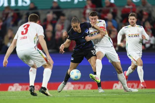 Derry Scherhant (Hertha BSC Berlin) und Eric Martel (1. FC Koeln) im Zweikampf waehrend des Spiels der 2. Bundesliga zwischen 1. FC Köln und Hertha BSC Berlin im RheinEnergieStadion am 05. März 2025 in Köln, Deutschland. (Foto von Oliver Kaelke Defodi Images) +++ Derry Scherhant (Hertha BSC Berlin) und Eric Martel (1. FC Koeln) battle for the ball during the 2. Bundesliga match between 1. FC Köln and Hertha BSC Berlin at RheinEnergieStadion on April 5, 2025 in Cologne, Germany. (Photo by Oliver Kaelke Defodi Images) DFB DFL REGULATIONS PROHIBIT ANY USE OF PHOTOGRAPHS AS IMAGE SEQUENCES AND OR QUASI-VIDEO. (Photo by Oliver Kaelke DeFodi Images)