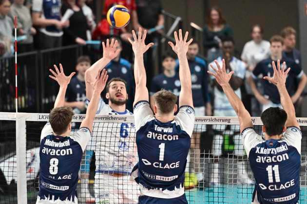 GER; 1.VBL, SVG Lueneburg vs VfB Friedrichshafen 05.04.2025, LKH Arena, Lueneburg, GER; 1. VBL, Play Offs, Halbfinale, SVG Lueneburg vs VfB Friedrichshafen im Bild Theo Mohwinkel (Lueneburg 08) und Simon Torwie (Lueneburg 01) versuchen sich gegen Michal Superlak (Friedrichshafen 06) durchzusetzen