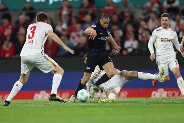 Derry Scherhant (Hertha BSC Berlin) und Eric Martel (1. FC Koeln) im Zweikampf waehrend des Spiels der 2. Bundesliga zwischen 1. FC Köln und Hertha BSC Berlin im RheinEnergieStadion am 05. März 2025 in Köln, Deutschland. (Foto von Oliver Kaelke Defodi Images) +++ Derry Scherhant (Hertha BSC Berlin) und Eric Martel (1. FC Koeln) battle for the ball during the 2. Bundesliga match between 1. FC Köln and Hertha BSC Berlin at RheinEnergieStadion on April 5, 2025 in Cologne, Germany. (Photo by Oliver Kaelke Defodi Images) DFB DFL REGULATIONS PROHIBIT ANY USE OF PHOTOGRAPHS AS IMAGE SEQUENCES AND OR QUASI-VIDEO. (Photo by Oliver Kaelke DeFodi Images)