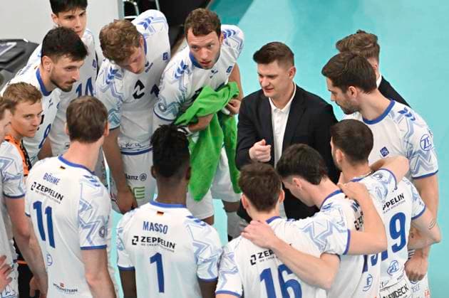 GER; 1.VBL, SVG Lueneburg vs VfB Friedrichshafen 05.04.2025, LKH Arena, Lueneburg, GER; 1. VBL, Play Offs, Halbfinale, SVG Lueneburg vs VfB Friedrichshafen im Bild Trainer Adam Swaczy (Friedrichshafen) spricht mit seiner Mannschaft
