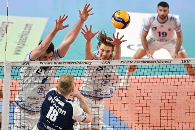 GER; 1.VBL, SVG Lueneburg vs VfB Friedrichshafen 05.04.2025, LKH Arena, Lueneburg, GER; 1. VBL, Play Offs, Halbfinale, SVG Lueneburg vs VfB Friedrichshafen im Bild Axel Valdemar Juul Larsen (Lueneburg 18) versucht sich gegen Michal Superlak (Friedrichshafen 06) und Severi Seth Savonsalmi (Friedrichshafen 09) durchzusetzen