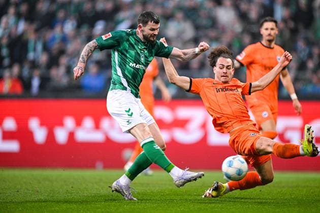 05.04.2025, Fussball, Bundesliga, 28. Spieltag Saison 2024 2025, SV Werder Bremen - Eintracht Frankfurt, Oliver Burke (SV Werder Bremen), Arthur Theate (Eintracht Frankfurt) xRHR-FOTO TKx Copyright: RHR-FOTOx RHR-FOTO TK