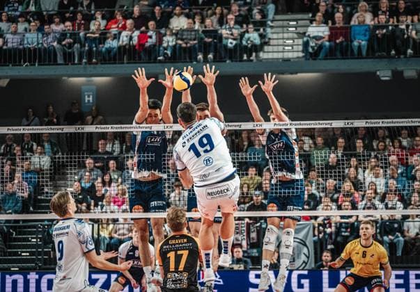 Volleyball Herren Saison 2024 2025 Volleyball Bundesliga Playoff Halbfinale Spiel 1 SVG Lüneburg vs. VfB Friedrichshafen 05.04.2025 Ivan Zeljkovic ( 19 VfB Friedrichshafen) gegen den Block von Xander Wolf Wassenaar Ketrzynski ( 11 SVG Lüneburg), Simon Torwie ( 1 SVG Lüneburg) und Theo Mohwinkel ( 8 SVG Lüneburg) Lüneburg LKH Arena Niedersachsen Deutschland