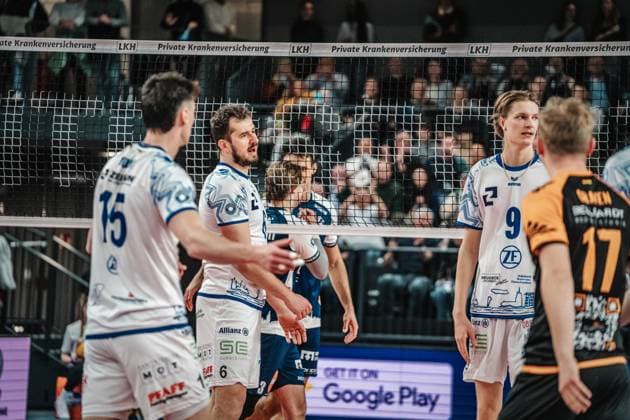 Volleyball Herren Saison 2024 2025 Volleyball Bundesliga Playoff Halbfinale Spiel 1 SVG Lüneburg vs. VfB Friedrichshafen 05.04.2025 Der VfB Friedrichshafen enttäuscht Lüneburg LKH Arena Niedersachsen Deutschland
