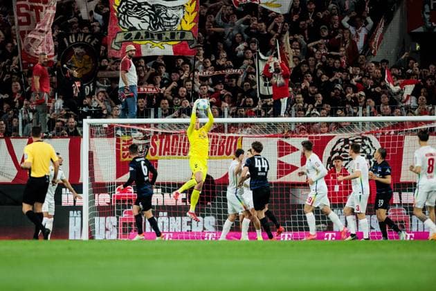 2. Fußball Bundesliga: 1. FC Köln - Hertha BSC Berlin; 05.04.2025 Marvin Schwäbe (1. FC Köln, 1) hält 2. Fußball Bundesliga, 1. FC Köln - Hertha BSC Berlin, Köln, RheinEnergiestadion am 05.04.2025 DFL REGULATIONS PROHIBIT ANY USE OF PHOTOGRAPHS AS IMAGE SEQUENCES AND OR QUASI-VIDEO.