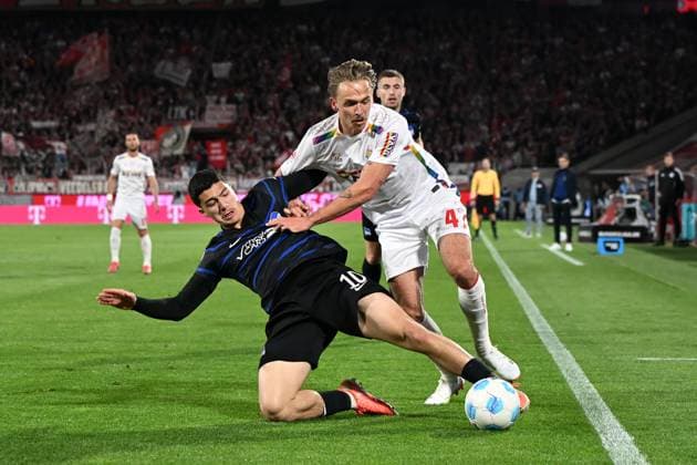 Ibrahim Maza (Hertha BSC Berlin) und Mathias Olesen (1. FC Koeln) im Zweikampf waehrend des Spiels der 2. Bundesliga zwischen 1. FC Köln und Hertha BSC Berlin im RheinEnergieStadion am 05. April 2025 in Köln, Deutschland. (Foto von Ralf Treese DeFodi Images) +++ Ibrahim Maza (Hertha BSC Berlin) und Mathias Olesen (1. FC Koeln) battle for the ball during the 2. Bundesliga match between 1. FC Köln and Hertha BSC Berlin at RheinEnergieStadion on April 5, 2025 in Cologne, Germany. (Photo by Ralf Treese DeFodi Images) DFB DFL REGULATIONS PROHIBIT ANY USE OF PHOTOGRAPHS AS IMAGE SEQUENCES AND OR QUASI-VIDEO. (Photo by Ralf Treese DeFodi Images)