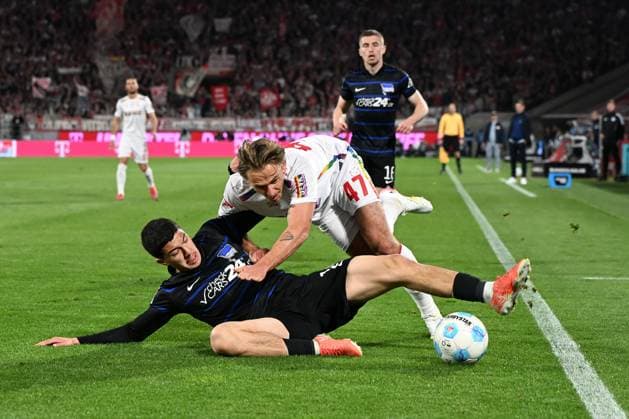 Ibrahim Maza (Hertha BSC Berlin) und Mathias Olesen (1. FC Koeln) im Zweikampf waehrend des Spiels der 2. Bundesliga zwischen 1. FC Köln und Hertha BSC Berlin im RheinEnergieStadion am 05. April 2025 in Köln, Deutschland. (Foto von Ralf Treese DeFodi Images) +++ Ibrahim Maza (Hertha BSC Berlin) und Mathias Olesen (1. FC Koeln) battle for the ball during the 2. Bundesliga match between 1. FC Köln and Hertha BSC Berlin at RheinEnergieStadion on April 5, 2025 in Cologne, Germany. (Photo by Ralf Treese DeFodi Images) DFB DFL REGULATIONS PROHIBIT ANY USE OF PHOTOGRAPHS AS IMAGE SEQUENCES AND OR QUASI-VIDEO. (Photo by Ralf Treese DeFodi Images)