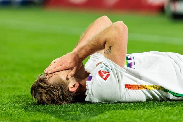 2. Fußball Bundesliga: 1. FC Köln - Hertha BSC Berlin; 05.04.2025 Mathias Olesen (1. FC Köln, 47) Hände vor Gesicht nach Foul 2. Fußball Bundesliga, 1. FC Köln - Hertha BSC Berlin, Köln, RheinEnergiestadion am 05.04.2025 DFL REGULATIONS PROHIBIT ANY USE OF PHOTOGRAPHS AS IMAGE SEQUENCES AND OR QUASI-VIDEO.