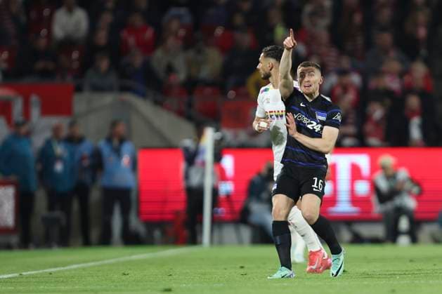 Jonjoe Kenny (Hertha BSC Berlin) gestikuliert, Gestik waehrend des Spiels der 2. Bundesliga zwischen 1. FC Köln und Hertha BSC Berlin im RheinEnergieStadion am 05. März 2025 in Köln, Deutschland. (Foto von Oliver Kaelke Defodi Images) +++ Jonjoe Kenny (Hertha BSC Berlin) gestures during the 2. Bundesliga match between 1. FC Köln and Hertha BSC Berlin at RheinEnergieStadion on April 5, 2025 in Cologne, Germany. (Photo by Oliver Kaelke Defodi Images) DFB DFL REGULATIONS PROHIBIT ANY USE OF PHOTOGRAPHS AS IMAGE SEQUENCES AND OR QUASI-VIDEO. (Photo by Oliver Kaelke DeFodi Images)