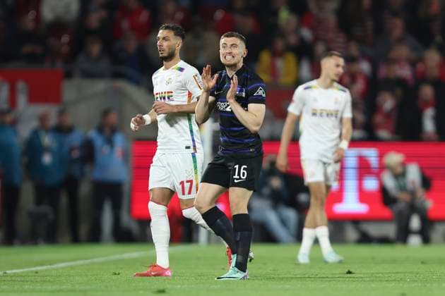 Jonjoe Kenny (Hertha BSC Berlin) gestikuliert, Gestik waehrend des Spiels der 2. Bundesliga zwischen 1. FC Köln und Hertha BSC Berlin im RheinEnergieStadion am 05. März 2025 in Köln, Deutschland. (Foto von Oliver Kaelke Defodi Images) +++ Jonjoe Kenny (Hertha BSC Berlin) gestures during the 2. Bundesliga match between 1. FC Köln and Hertha BSC Berlin at RheinEnergieStadion on April 5, 2025 in Cologne, Germany. (Photo by Oliver Kaelke Defodi Images) DFB DFL REGULATIONS PROHIBIT ANY USE OF PHOTOGRAPHS AS IMAGE SEQUENCES AND OR QUASI-VIDEO. (Photo by Oliver Kaelke DeFodi Images)