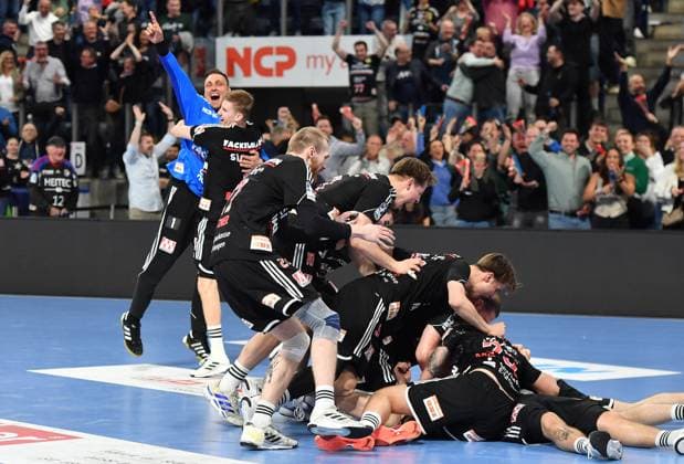 Sport Bilder des Tages 05.04.2025 - Handball - 1. Bundesliga DAIKIN HBL - Saison 2024 2025 - 25. Spieltag: HC Erlangen Metropolregion Nürnberg HCE - Füchse Berlin - OGo - xogox - Jubel Freude nach Spielende *** 05 04 2025 Handball 1 Bundesliga DAIKIN HBL Season 2024 2025 25 Matchday HC Erlangen Metropolregion Nuremberg HCE Füchse Berlin OGo xogox Cheering Joy after the end of the match