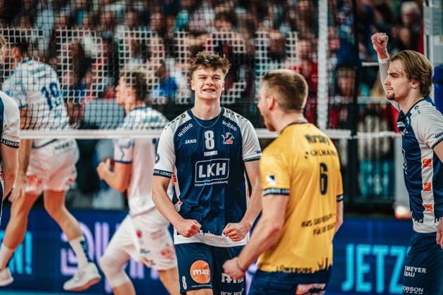Volleyball Herren Saison 2024 2025 1. Volleyball Bundesliga Männer Halbfinale SVG Lüneburg vs. VfB Friedrichshafen 05.04.2025 Theo Mohwinkel ( 8, SVG Lüneburg) jubelt Lüneburg LKH Arena Niedersachsen Deutschland