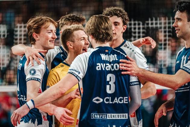 Volleyball Herren Saison 2024 2025 1. Volleyball Bundesliga Männer Halbfinale SVG Lüneburg vs. VfB Friedrichshafen 05.04.2025 SVG Lüneburg jubelt, in der Mitte Gage Thomas Worsley ( 6, SVG Lüneburg) Lüneburg LKH Arena Niedersachsen Deutschland