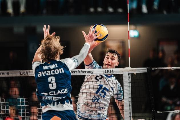 Volleyball Herren Saison 2024 2025 1. Volleyball Bundesliga Männer Halbfinale SVG Lüneburg vs. VfB Friedrichshafen 05.04.2025 v.l. Michael Patrick Wright ( 3, SVG Lüneburg) gegen Jackson George Young ( 15, VfB Friedrichshafen) Duell am Netz Lüneburg LKH Arena Niedersachsen Deutschland