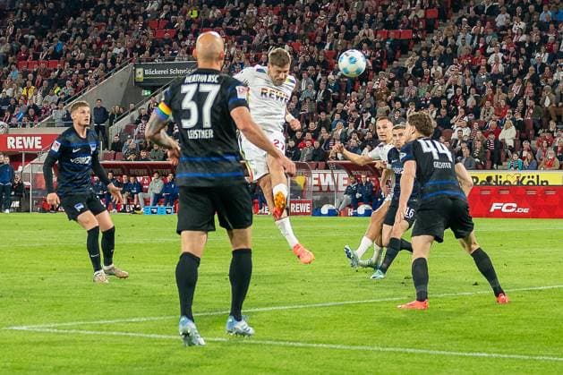 05.04.2025, Fussball: 2. Bundesliga, Saison 2024 2025, 28. Spieltag, 1. FC Koeln - Hertha BSC im RheinEnergieStadion in Koeln. Imad Rondic (1. FC Koeln, 27) geht hoch zum Kopfball. Wichtiger Hinweis: Gemaess den Vorgaben der DFL Deutsche Fussball Liga bzw. des DFB Deutscher Fussball-Bund ist es untersagt, in dem Stadion und oder vom Spiel angefertigte Fotoaufnahmen in Form von Sequenzbildern und oder videoaehnlichen Fotostrecken zu verwerten bzw. verwerten zu lassen. Foto: Kirchner-Media Thomas Haesler