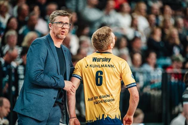 Volleyball Herren Saison 2024 2025 1. Volleyball Bundesliga Männer Halbfinale SVG Lüneburg vs. VfB Friedrichshafen 05.04.2025 v.l. Trainer Stefan Hübner (SVG Lüneburg) tröstet enttääuschten Gage Thomas Worsley ( 6, SVG Lüneburg) Lüneburg LKH Arena Niedersachsen Deutschland