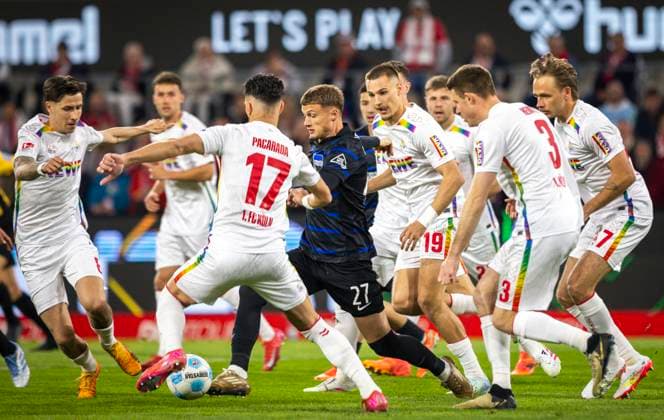 Sport Bilder des Tages Cologne, Germany. 05th Apr 2025. Mickael Cuisance (Hertha) gegen Denis Huseinbasic (Köln) Leart Paqarada (Köln). Tim Lemperle (Köln) Dominique Heintz (Köln) Mathias Olesen (Köln) 1. FC Köln - Hertha BSC Berlin 05.04.2025