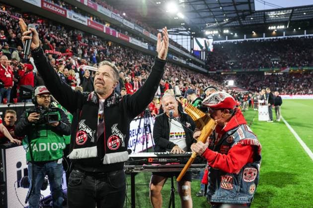 Fussball, 2.Bundesliga Saison 2024 2025 28.Spieltag 1.FC Köln - Hertha BSC Berlin 05.04.2025, RheinEnergieSTADION Die Hymne des 1.FC Köln gespielt auf einer Panflöte zusammen mit den Höhnern Köln RheinEnergieSTADION Nordrhein-Westfahlen Deutschland