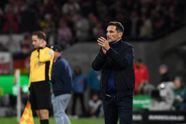 Trainer Stefan Leitl (Hertha BSC Berlin) gestikuliert, gestik waehrend des Spiels der 2. Bundesliga zwischen 1. FC Köln und Hertha BSC Berlin im RheinEnergieStadion am 05. April 2025 in Köln, Deutschland. (Foto von Ralf Treese DeFodi Images) +++ Trainer Stefan Leitl (Hertha BSC Berlin) gestures during the 2. Bundesliga match between 1. FC Köln and Hertha BSC Berlin at RheinEnergieStadion on April 5, 2025 in Cologne, Germany. (Photo by Ralf Treese DeFodi Images) DFB DFL REGULATIONS PROHIBIT ANY USE OF PHOTOGRAPHS AS IMAGE SEQUENCES AND OR QUASI-VIDEO. (Photo by Ralf Treese DeFodi Images)