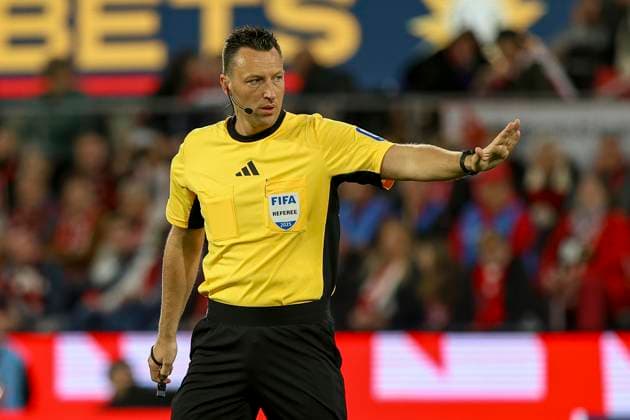 Köln, Deutschland, 05.04.25: Schiedsrichter Sven Jablonski gestikuliert, Gestik waehrend des Spiels der 2. Bundesliga zwischen 1. FC Köln vs Hertha BSC Berlin im RheinEnergie Stadion Köln RheinEnergie Stadion North Rhine-Westphalia Germany