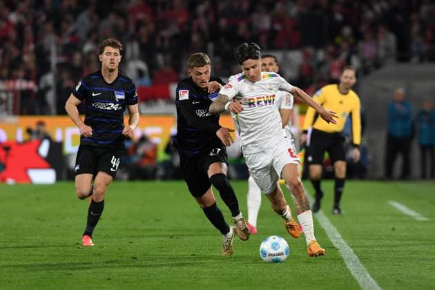 Michael Cuisance (Hertha BSC Berlin) und Denis Huseinbasic (1. FC Koeln) im Zweikampf waehrend des Spiels der 2. Bundesliga zwischen 1. FC Köln und Hertha BSC Berlin im RheinEnergieStadion am 05. April 2025 in Köln, Deutschland. (Foto von Ralf Treese DeFodi Images) +++ Michael Cuisance (Hertha BSC Berlin) und Denis Huseinbasic (1. FC Koeln) battle for the ball during the 2. Bundesliga match between 1. FC Köln and Hertha BSC Berlin at RheinEnergieStadion on April 5, 2025 in Cologne, Germany. (Photo by Ralf Treese DeFodi Images) DFB DFL REGULATIONS PROHIBIT ANY USE OF PHOTOGRAPHS AS IMAGE SEQUENCES AND OR QUASI-VIDEO. (Photo by Ralf Treese DeFodi Images)