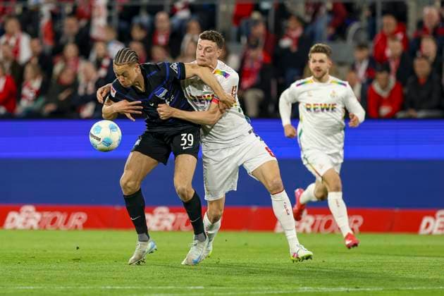Köln, Deutschland, 05.04.25: Derry Lionel Scherhant (Hertha BSC) und Eric Martel (1. FC Köln) im Kampf um den Ball waehrend des Spiels der 2. Bundesliga zwischen 1. FC Köln vs Hertha BSC Berlin im RheinEnergie Stadion Köln RheinEnergie Stadion North Rhine-Westphalia Germany